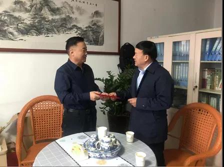 敦煌種業(yè)領(lǐng)導(dǎo)看望慰問公司老干部、老黨員及困難黨員職工