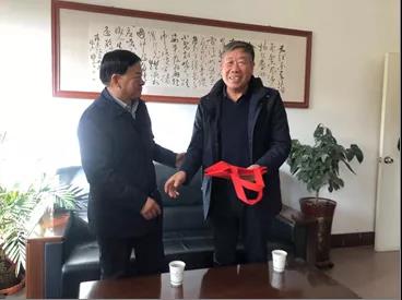 敦煌種業(yè)領(lǐng)導(dǎo)看望慰問公司老干部、老黨員及困難黨員職工