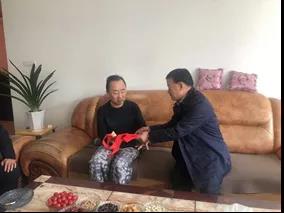 敦煌種業(yè)領(lǐng)導(dǎo)看望慰問公司老干部、老黨員及困難黨員職工