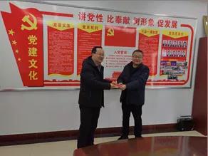 敦煌種業(yè)領(lǐng)導(dǎo)看望慰問公司老干部、老黨員及困難黨員職工